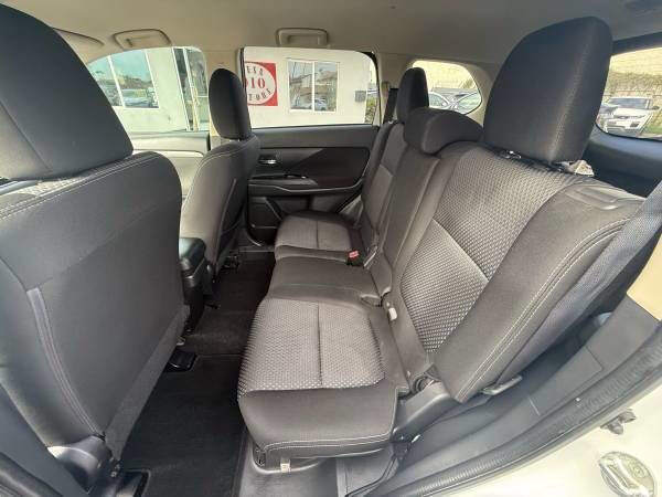 Used 2017 Mitsubishi Outlander ES image 15