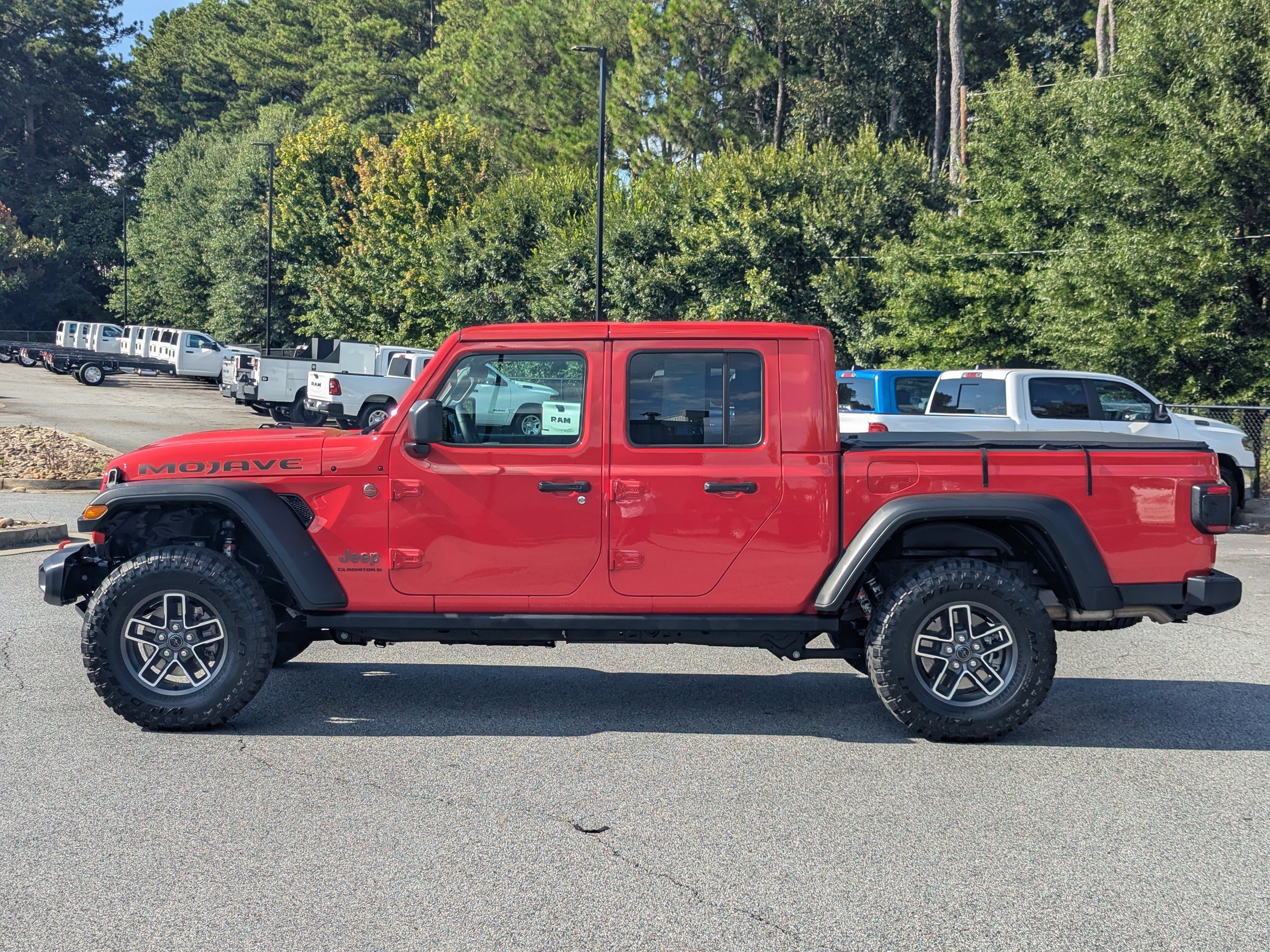 Used 2025 Jeep Gladiator Mojave AWD/4WD image 4