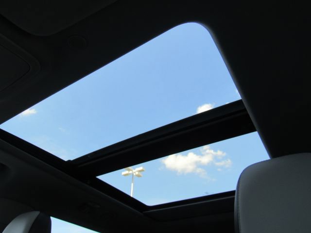 Used 2021 Ford Explorer XLT w/ Equipment Group 202A image 7