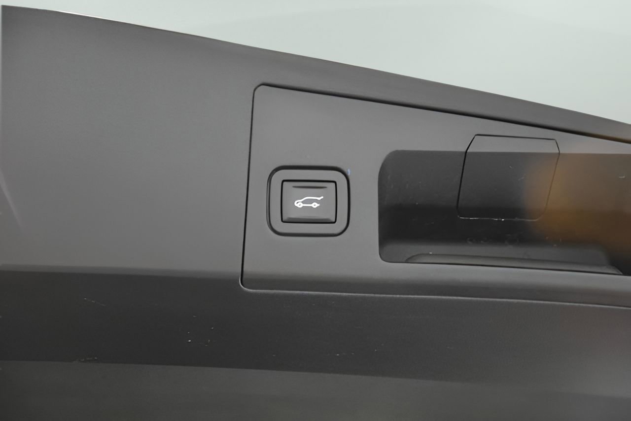 Used 2017 Cadillac XT5 Luxury w/ Driver Awareness Package image 36