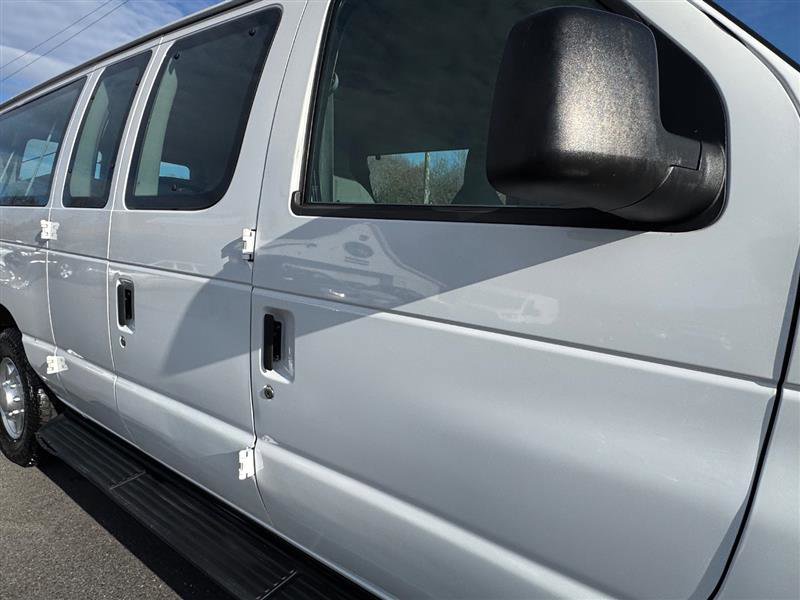 Used 2009 Ford E-350 and Econoline 350 Super Duty Wagon image 24