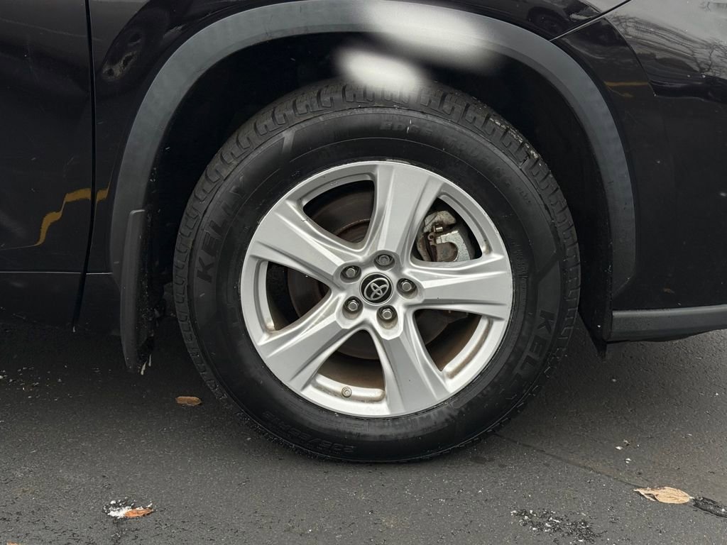 Used 2021 Toyota Highlander LE image 9