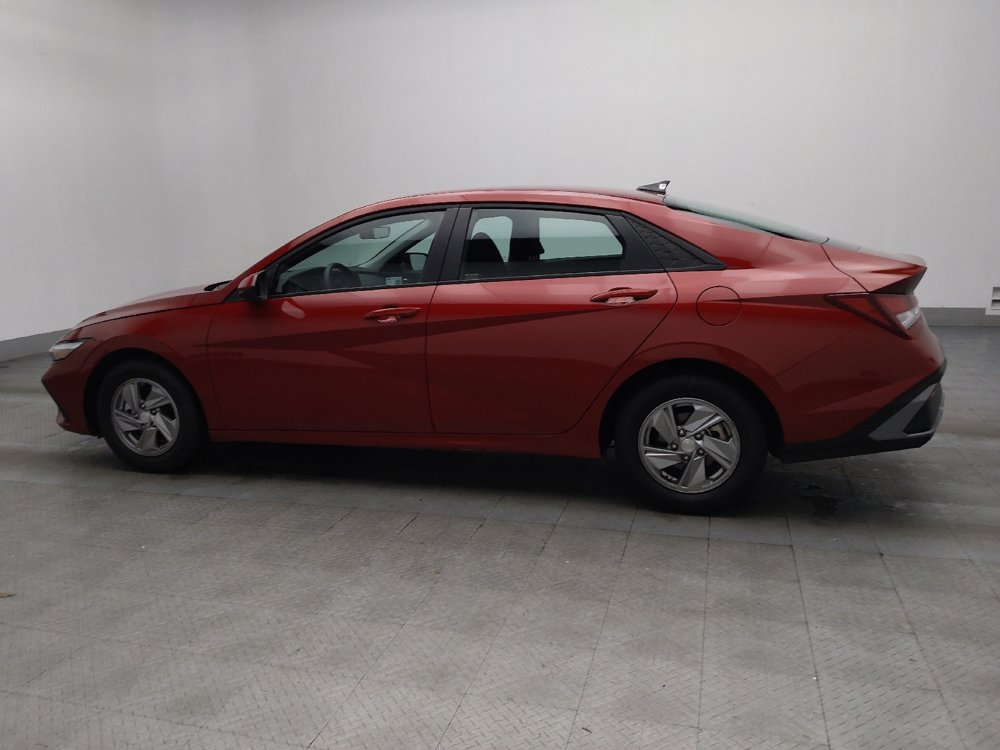 Used 2025 Hyundai Elantra SE image 3