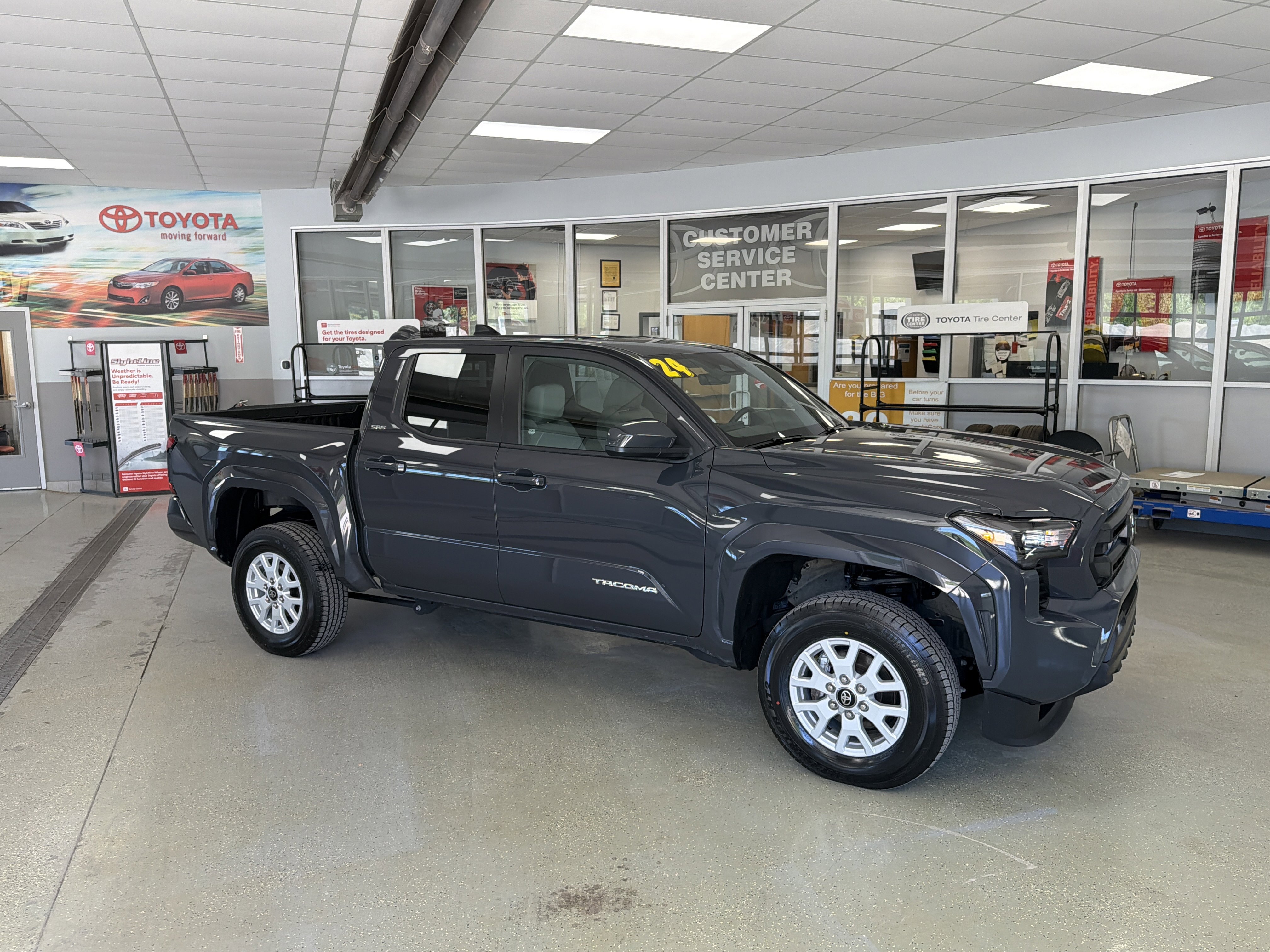 Used 2024 Toyota Tacoma SR5 AWD/4WD image 45