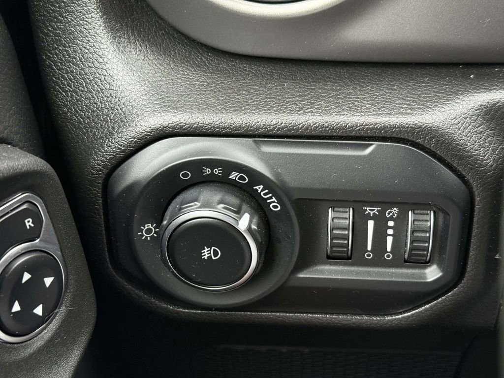 Used 2022 Jeep Wrangler Unlimited Rubicon w/ LED Lighting Group AWD/4WD image 27