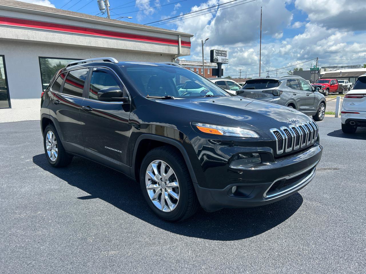 Used 2015 Jeep Cherokee Limited w/ Luxury Group AWD/4WD image 3