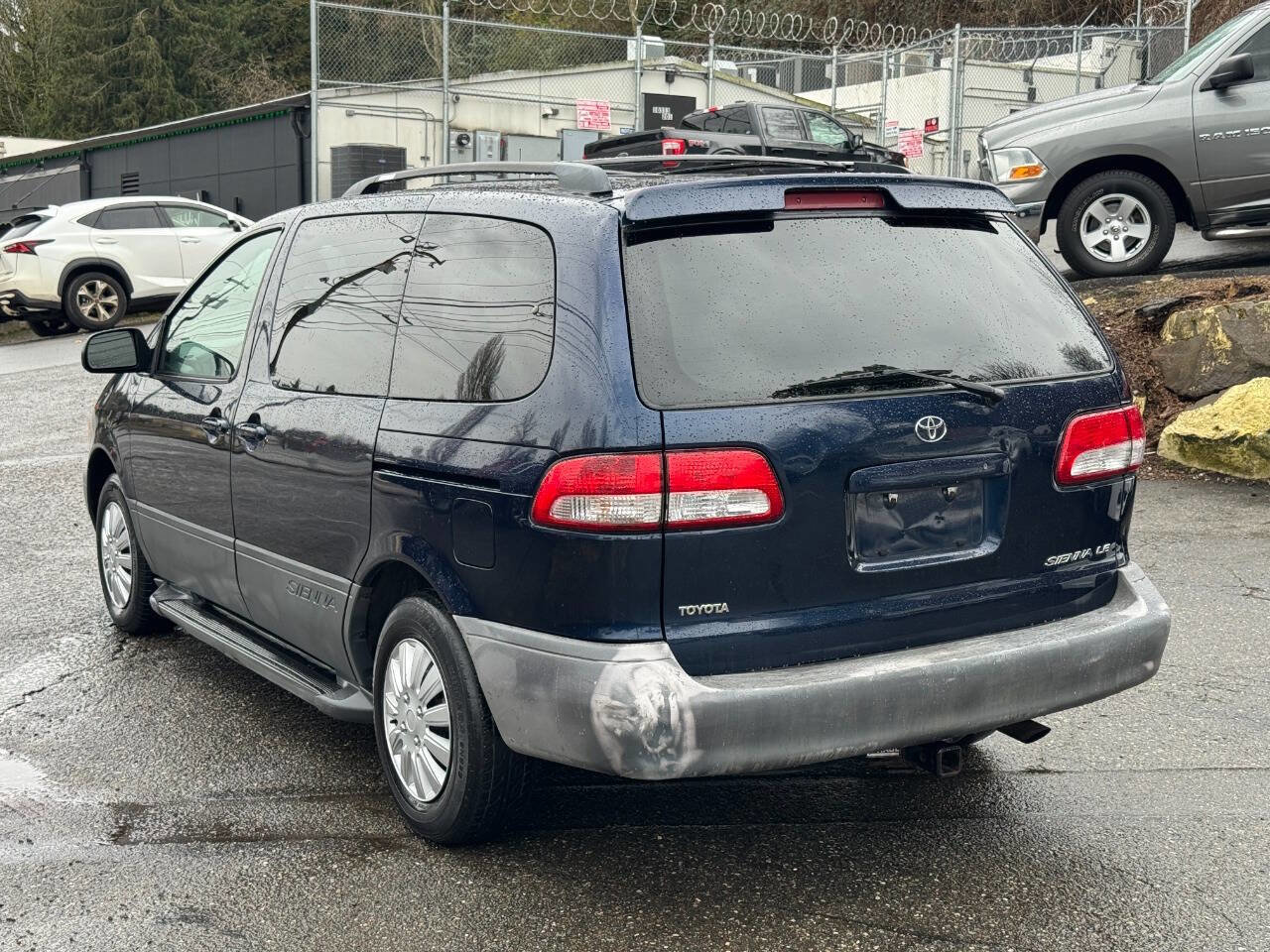 Used 2001 Toyota Sienna LE image 3