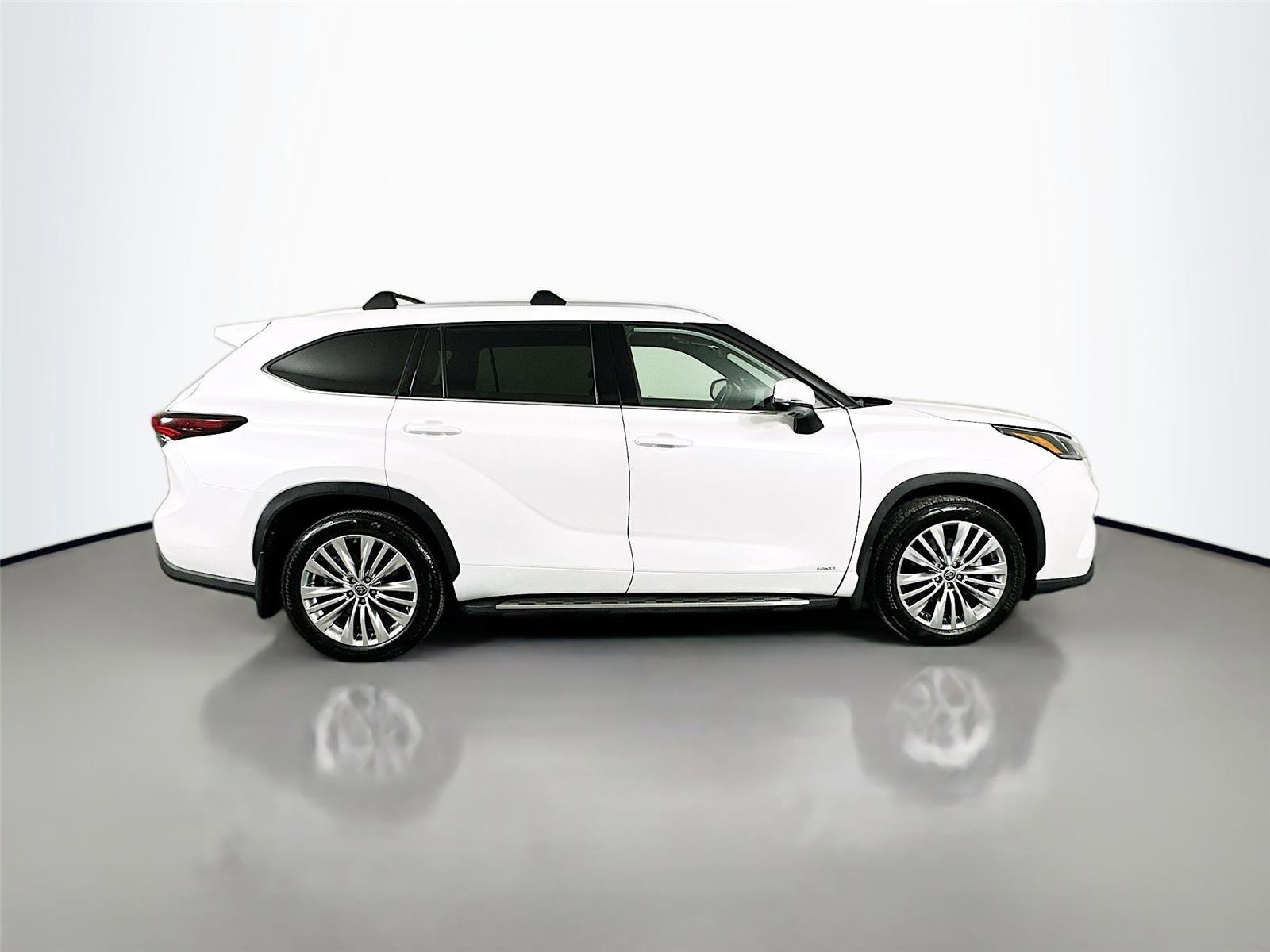 Used 2025 Toyota Highlander Platinum image 18
