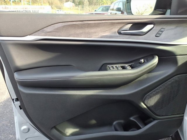 New 2025 Jeep Grand Cherokee L Limited w/ MOPAR Finishing Package image 9