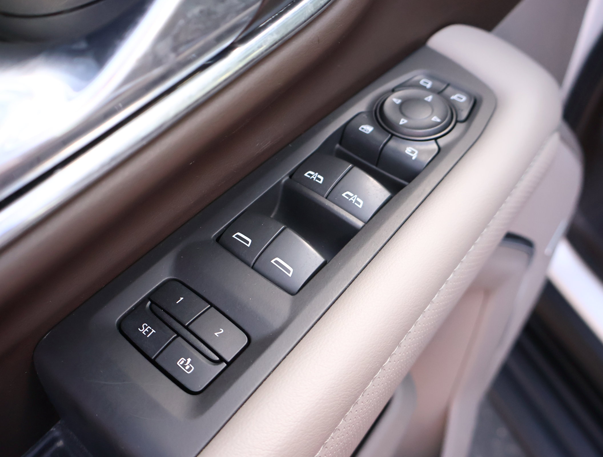 Used 2023 GMC Yukon SLT w/ SLT Premium Package image 7