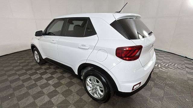 Used 2024 Hyundai Venue SE FWD image 5