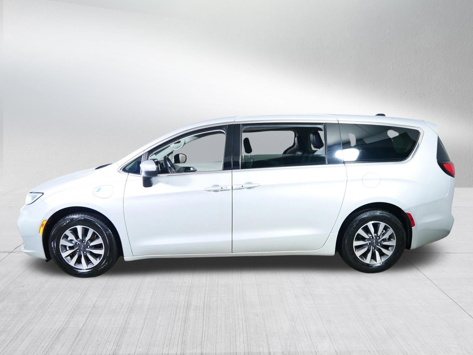 Used 2023 Chrysler Pacifica Touring-L FWD image 4