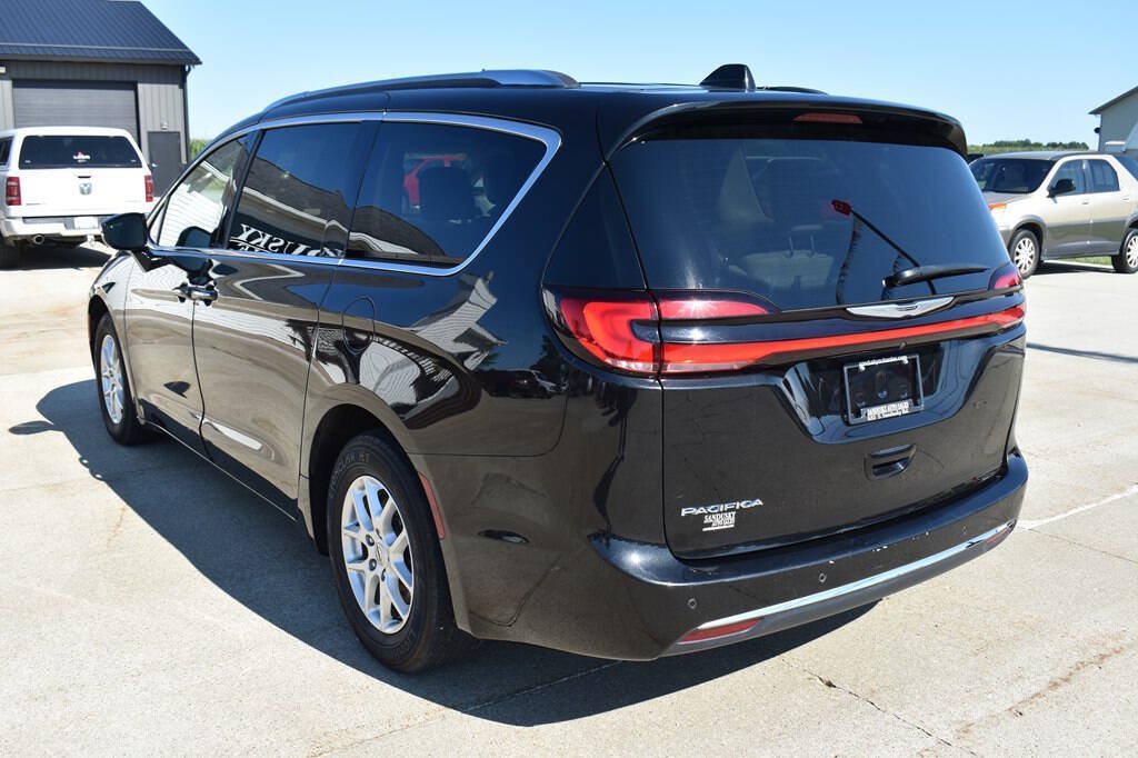 Used 2021 Chrysler Pacifica Touring-L FWD image 4