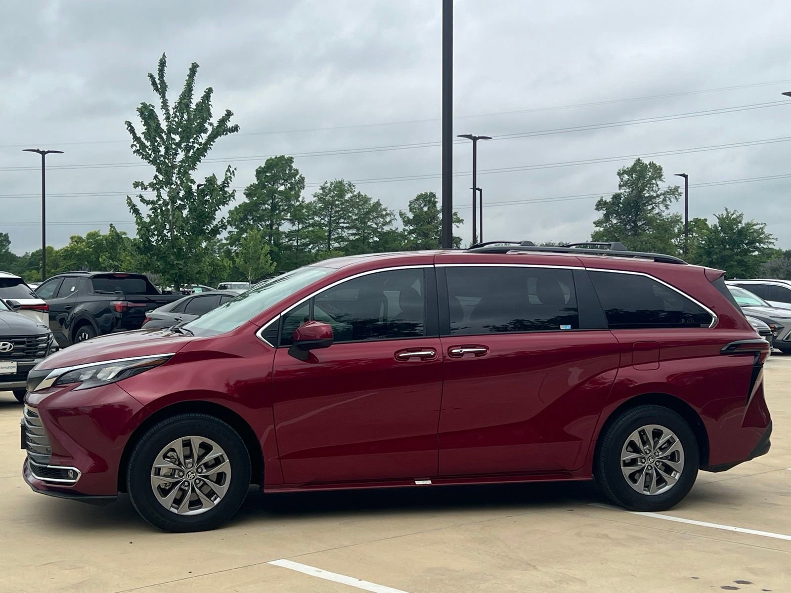 Used 2025 Toyota Sienna XLE FWD image 6