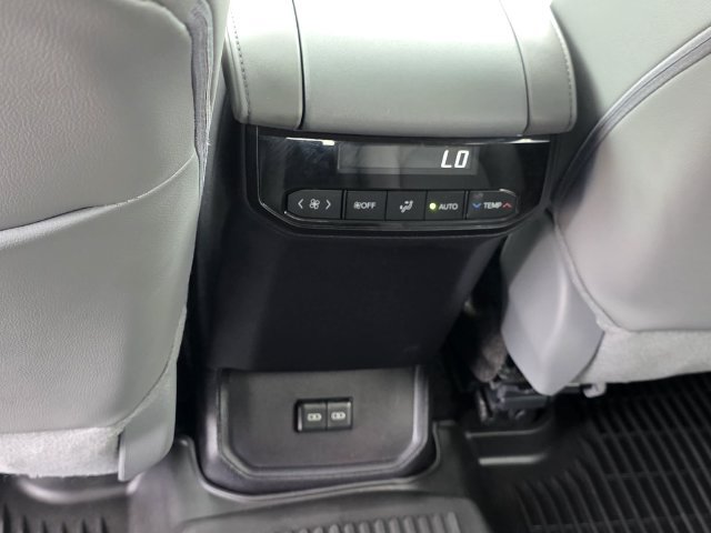 Used 2025 Toyota Highlander XLE FWD image 12