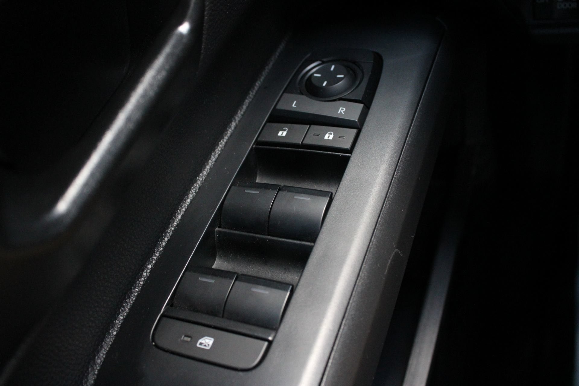 Used 2025 Toyota Tacoma SR5 AWD/4WD image 23