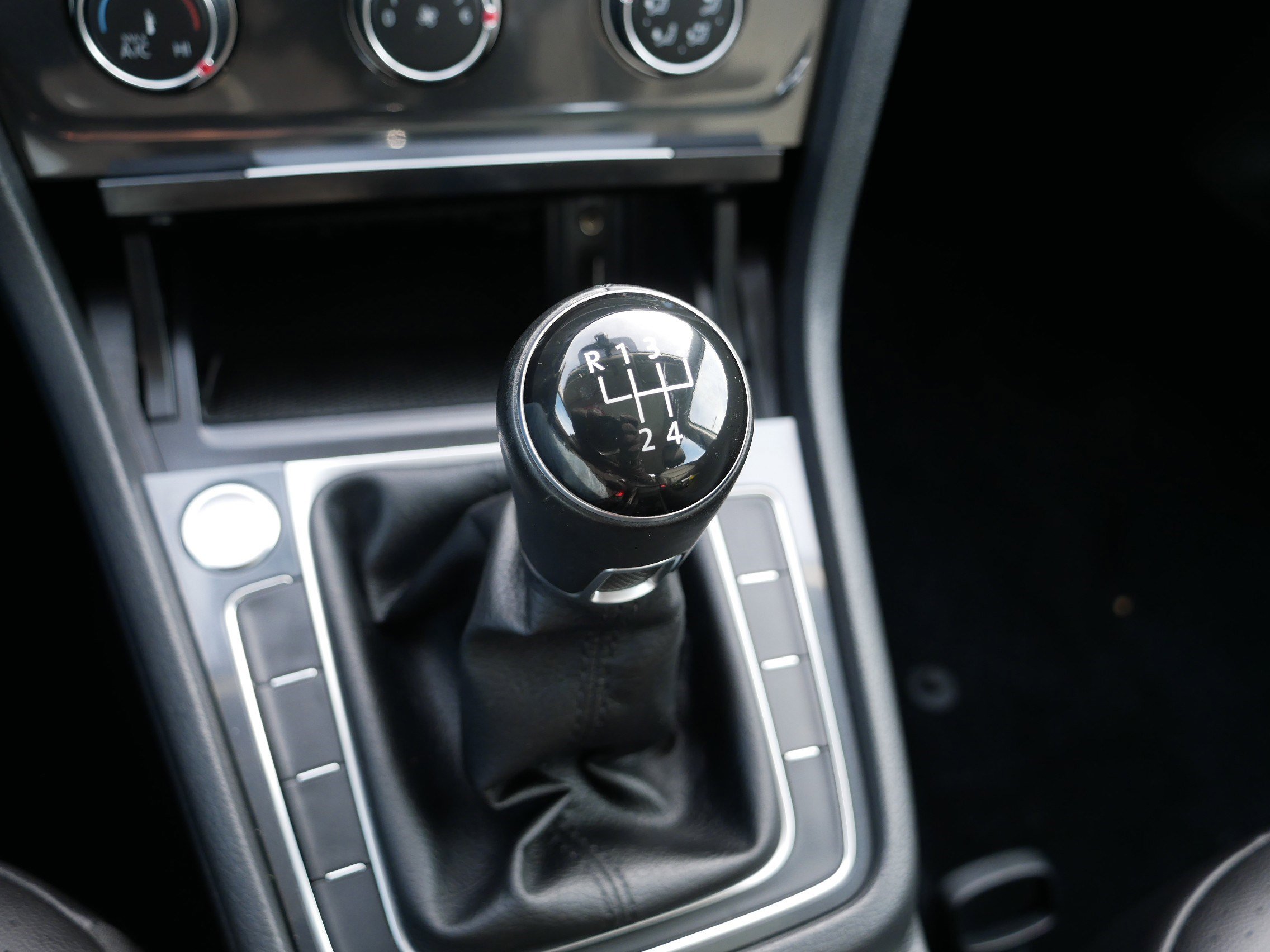 Used 2018 Volkswagen Golf SE image 24