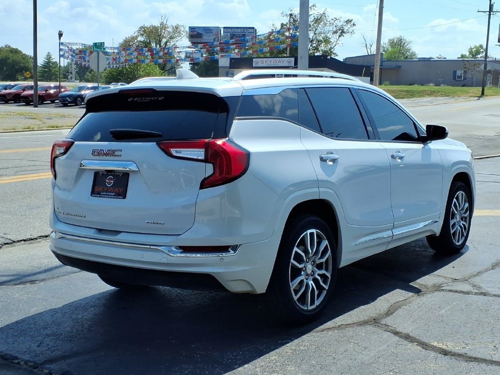 Used 2024 GMC Terrain Denali w/ Denali Premium Package AWD/4WD image 4