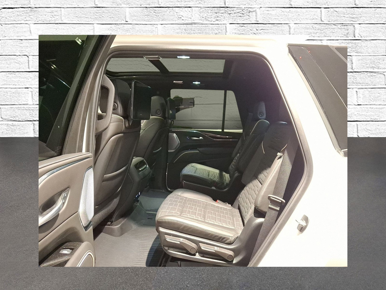 Certified 2024 Cadillac Escalade V w/ LPO, ONYX Package AWD/4WD image 9