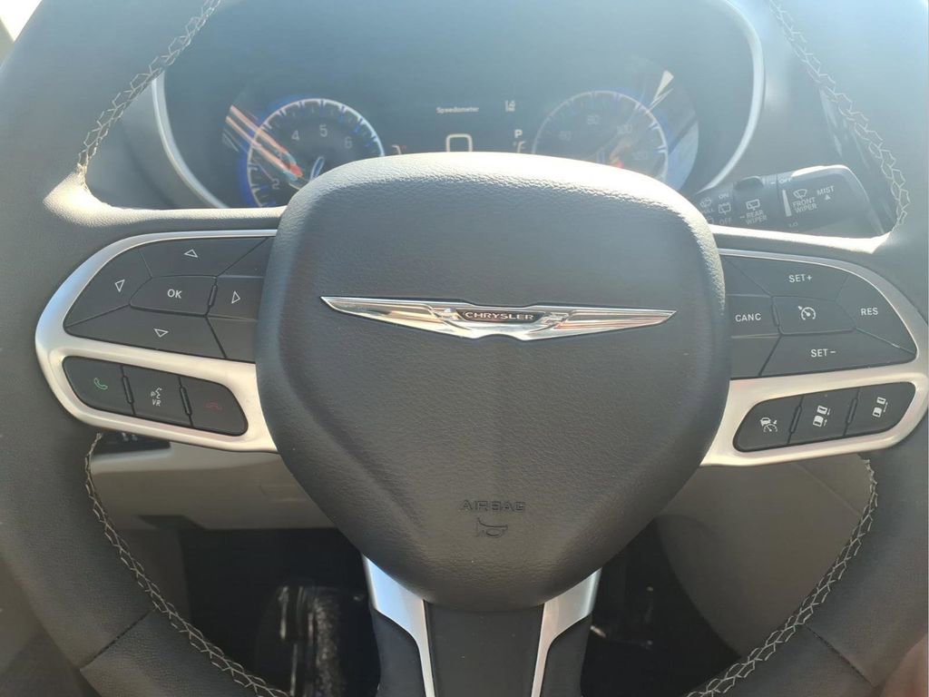 Used 2024 Chrysler Pacifica Touring-L FWD image 14