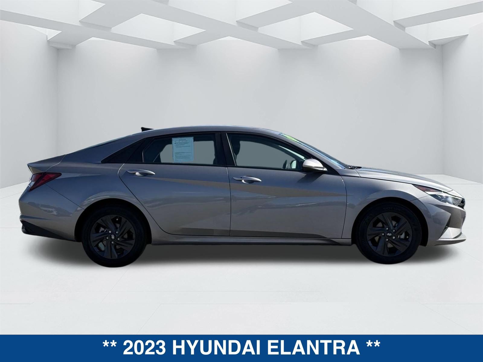 Used 2023 Hyundai Elantra SEL video 3