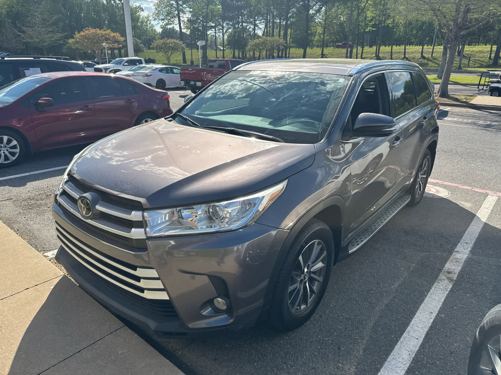 Used 2019 Toyota Highlander XLE image 2