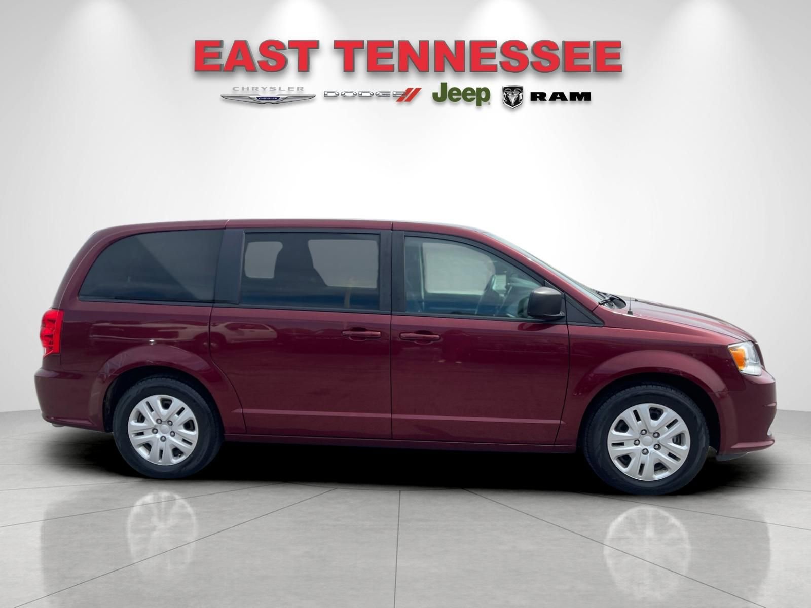 Used 2018 Dodge Grand Caravan SE w/ UConnect Hands-Free Group FWD image 2