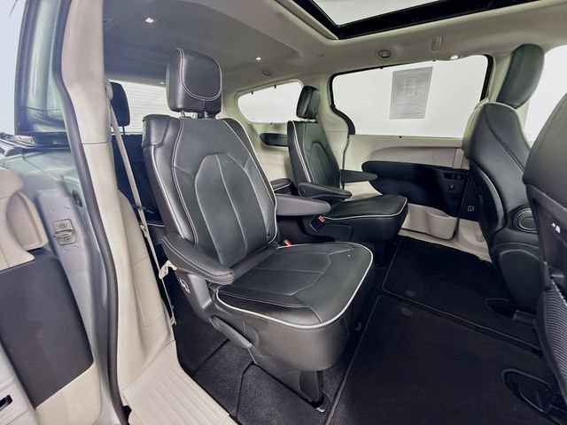 Used 2024 Chrysler Pacifica Limited FWD image 29
