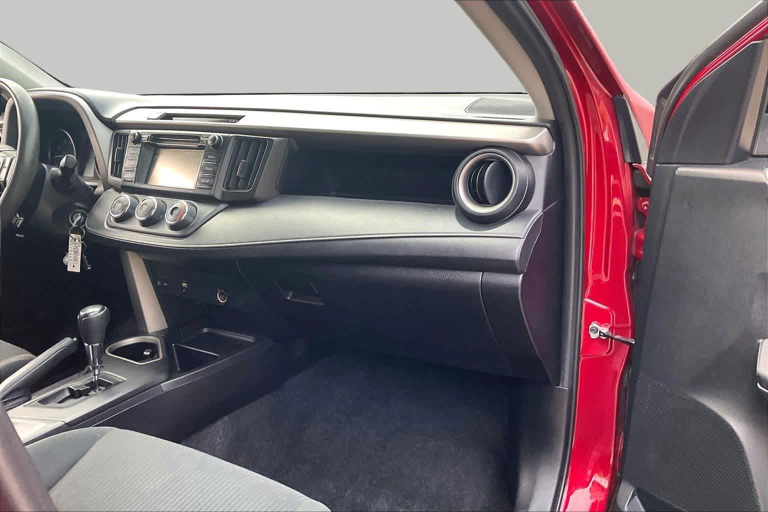 Used 2018 Toyota RAV4 LE FWD image 18
