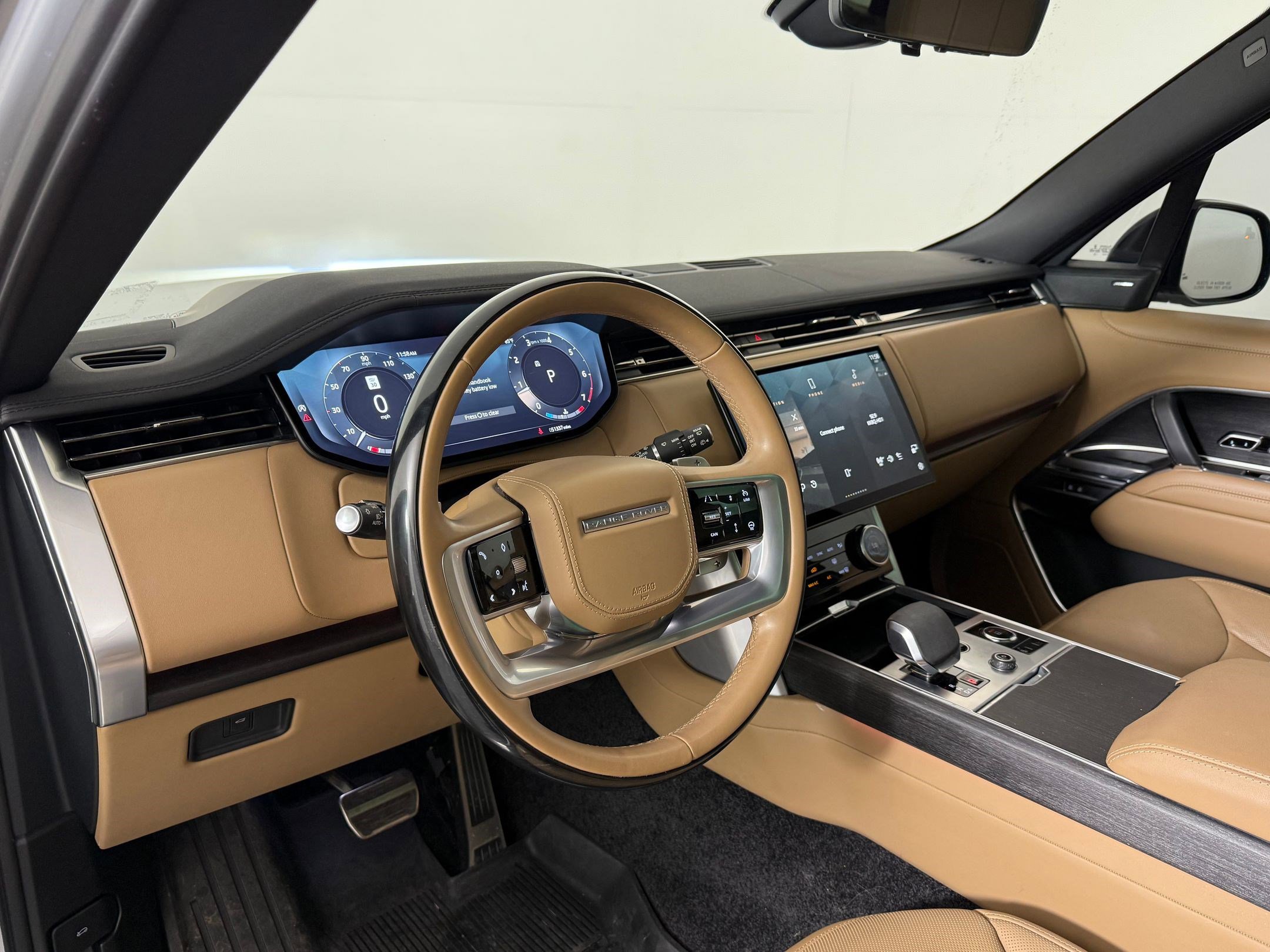 Used 2023 Land Rover Range Rover Long Wheelbase SE image 4