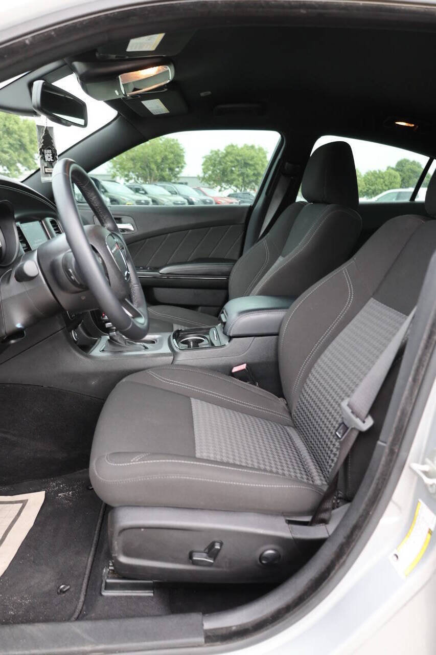 Used 2023 Dodge Charger SXT w/ Blacktop Package AWD/4WD image 13