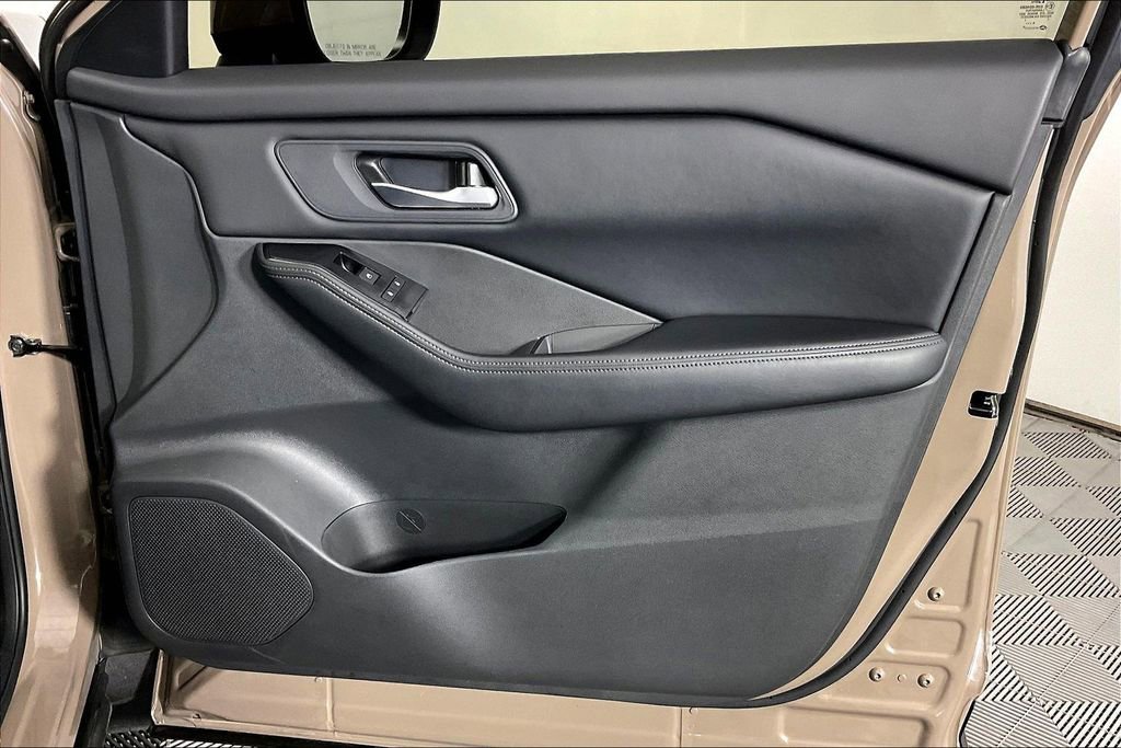 Used 2025 Nissan Rogue SV image 25