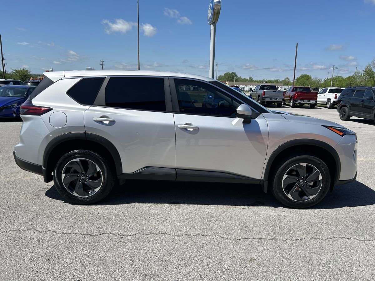 Used 2025 Nissan Rogue SV FWD image 4