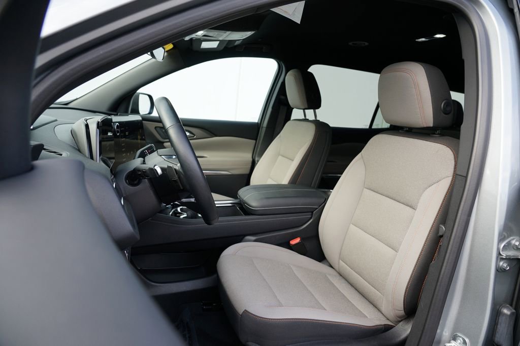 Used 2025 Chevrolet Traverse LT image 12