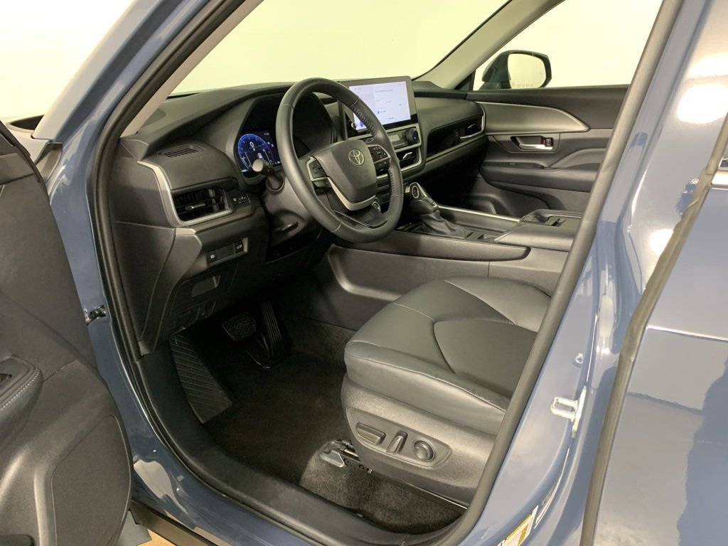 Used 2025 Toyota Grand Highlander AWD image 33