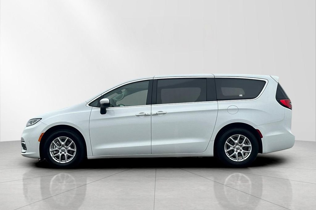 Used 2023 Chrysler Pacifica Touring-L image 3