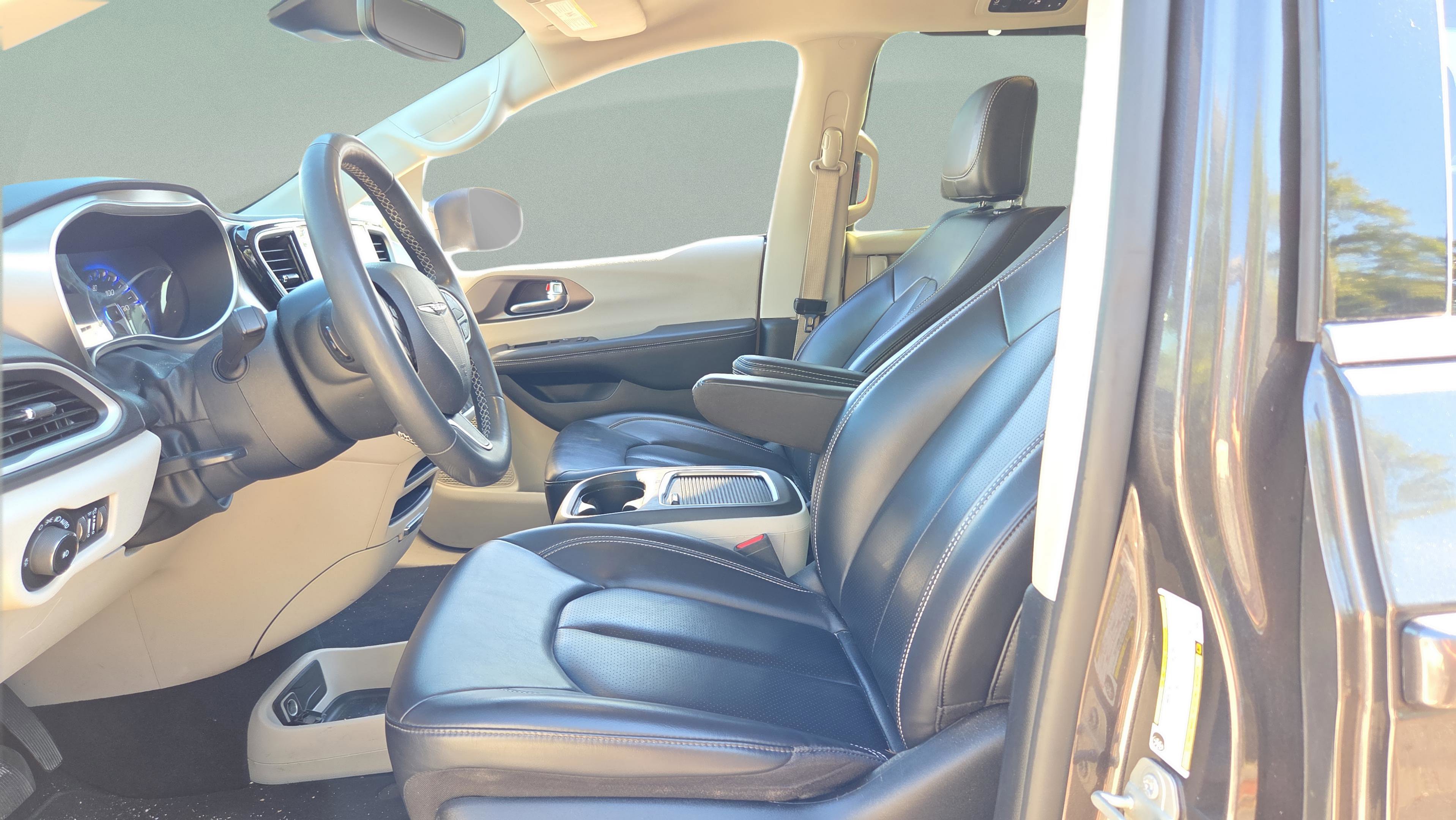 Used 2023 Chrysler Pacifica Touring-L FWD image 9