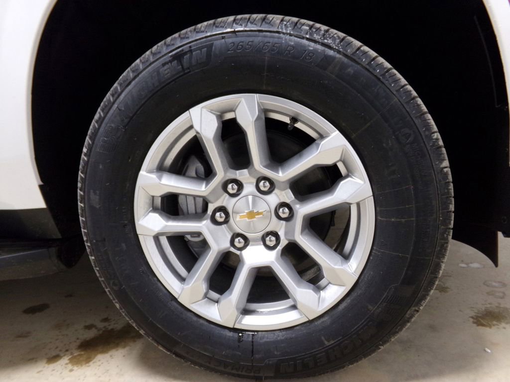 New 2025 Chevrolet Suburban LS image 30