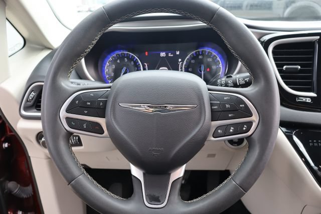 Used 2023 Chrysler Pacifica Touring-L FWD image 15