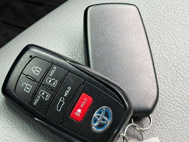 Certified 2024 Toyota Sienna XLE image 21
