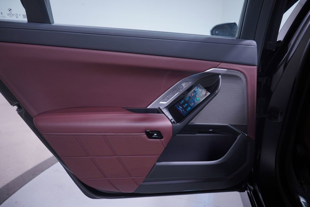 Used 2025 BMW i7 eDrive50 w/ M Sport Package image 17