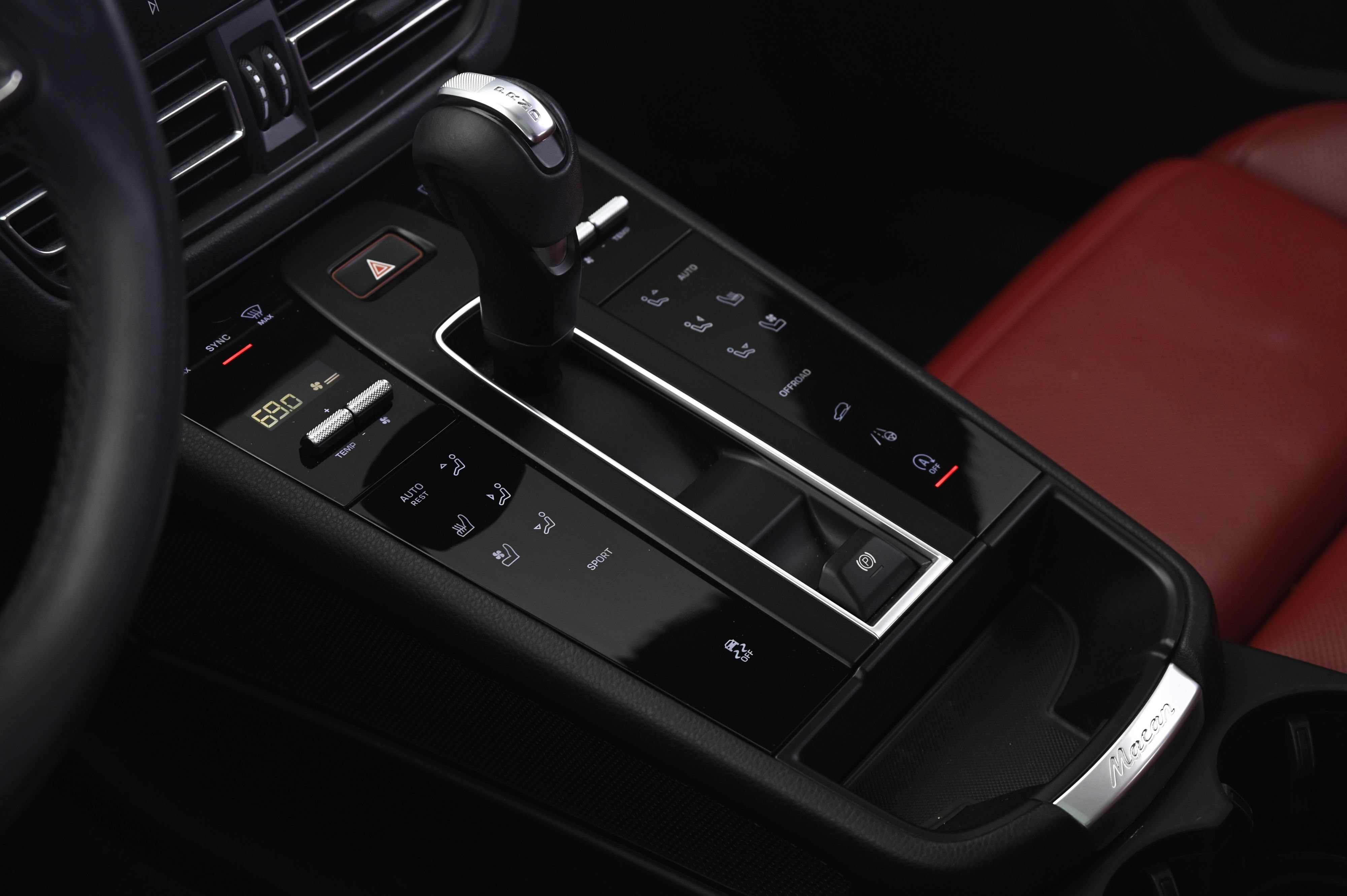 Certified 2023 Porsche Macan AWD/4WD image 34