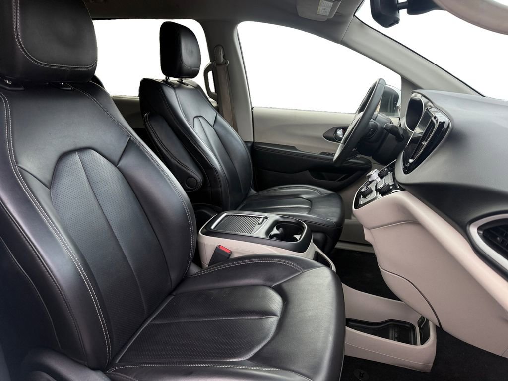 Used 2023 Chrysler Pacifica Touring-L image 15