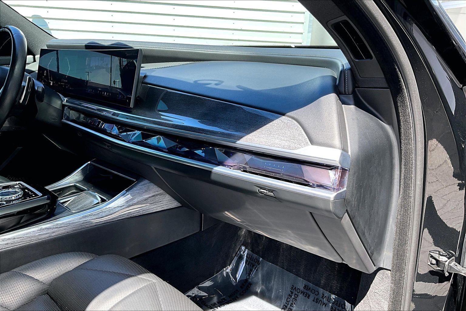 Used 2023 BMW 740i w/ Parking Assistance Package image 16