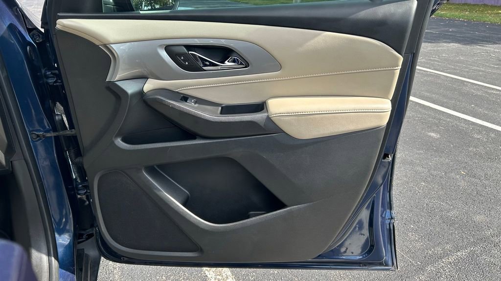 Used 2022 Chevrolet Traverse LS image 9