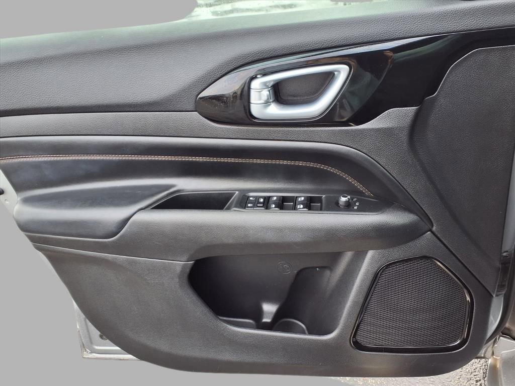 Used 2023 Jeep Compass Limited image 15