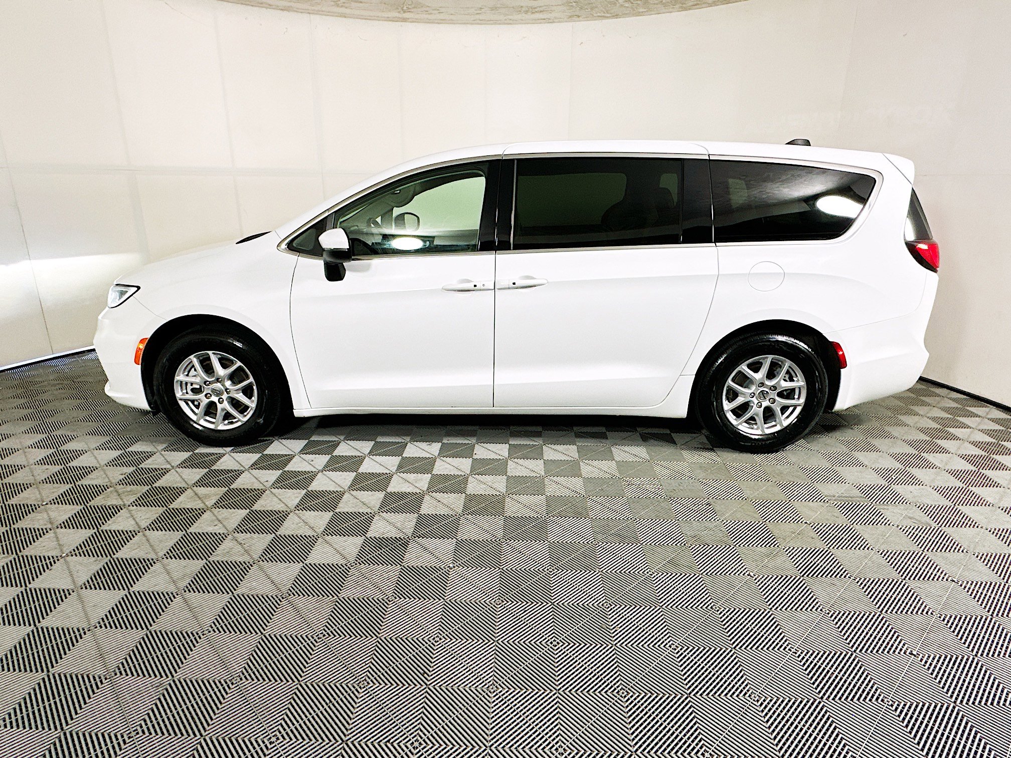 Used 2023 Chrysler Pacifica Touring-L image 6
