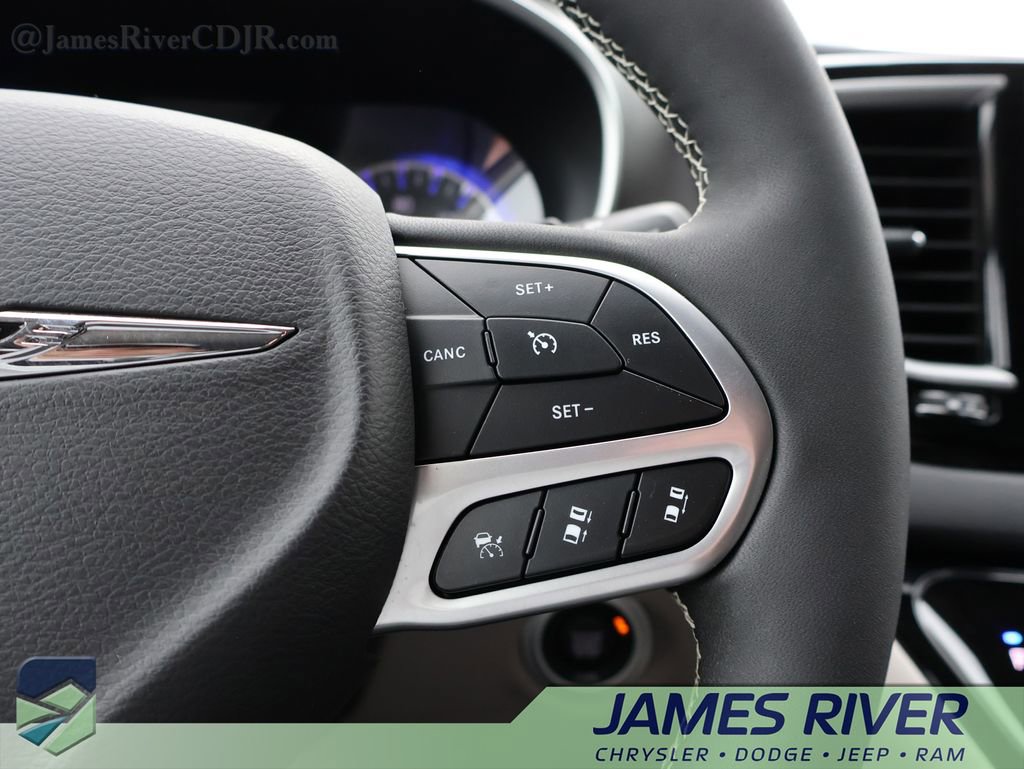 Used 2024 Chrysler Pacifica Touring-L image 27