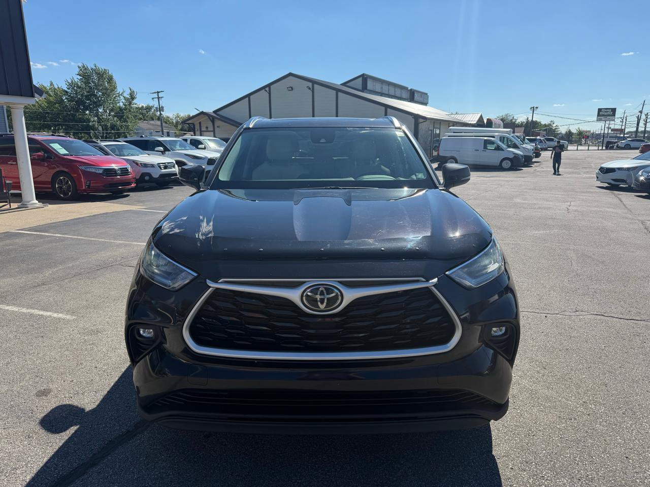 Used 2021 Toyota Highlander XLE AWD/4WD image 3