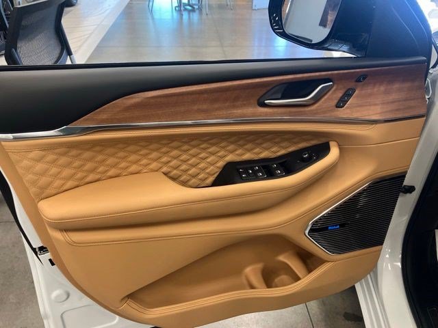 New 2026 Jeep Grand Cherokee Summit w/ Obsidian Package AWD/4WD image 8